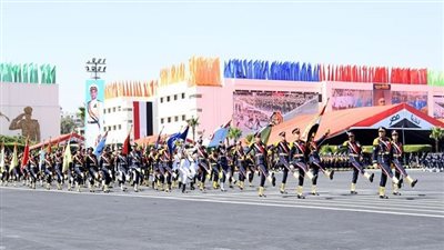 السيسي يشاهد طابور العرض العسكري وحملة الأعلام في حفل الكلية الحربية