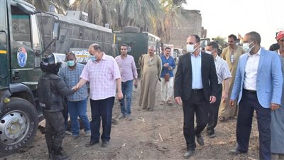 محافظ أسيوط يقود حملة لإزالة التعديات على ترع قرية الزاوية | صور 
