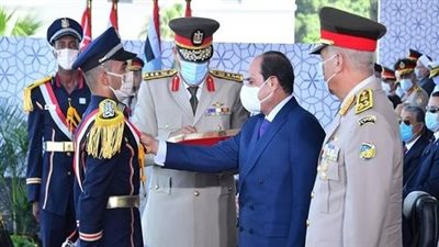 السيسي يقلد الأنواط لأوائل الخريجين في الكليات والمعاهد العسكرية
