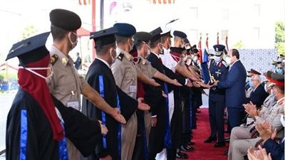السيسي يتسلم دروعا تذكارية من أوائل خريجي الكليات العسكرية والجامعات المصرية