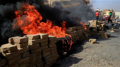 سقوط جرحى.. اشتباكات بين الأمن والمتظاهرين أمام مقر قيادة الجيش السوداني بالخرطوم | فيديو