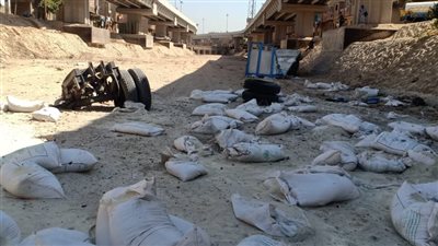 انقلاب تريلا محملة بـ50 طن سكر أعلى كوبري الهضبة بأسيوط