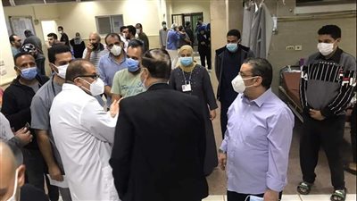 رئيس جامعة القناة يفاجئ المستشفيات الجامعية ليلًا | صور