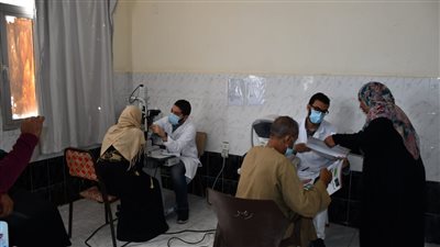 18 صورة ترصد الكشف على 1075 حالة في ثاني أيام قافلة جامعة المنصورة بسفاجا