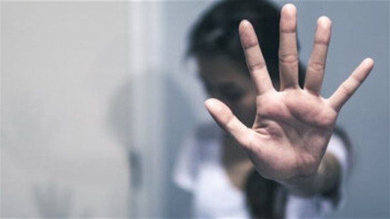 التحرش بطالبة أثناء