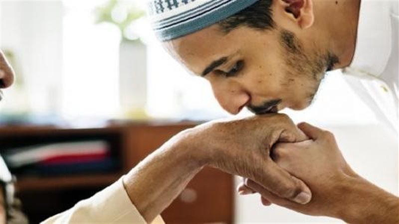 تقبيل اليد من باب