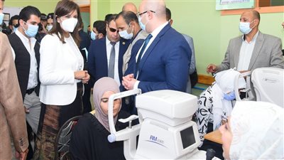 وزيرة الهجرة ومحافظ بني سويف يتفقدان القافلة الطبية في قرية الحرجة