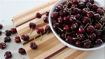 تفسير رؤية الكرز في المنام وعلاقته بجني الأموال وحمل المتزوجة 