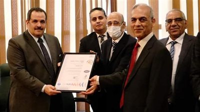 المصرية للمطارات تتسلم شهادة تجديد الأيزو