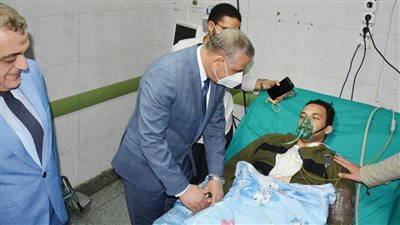 محافظ سوهاج ومدير الأمن يطمئنان على الحالة الصحية لمعاون مباحث المنشأة