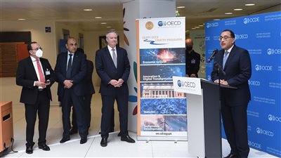 مؤتمر صحفي مشترك لرئيس الوزراء والسكرتير العام لمنظمة التعاون الاقتصادي في باريس