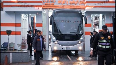 حافلة الزمالك تصل إستاد القاهرة استعدادا لمباراة البنك الأهلي