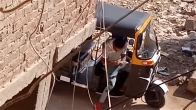 القبض على بطل فيديو لف سيجارة حشيش داخل توك توك بحلوان |فيديو