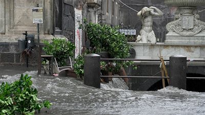 عاصفة إعصارية تحول شوارع صقلية لبحار| فيديو
