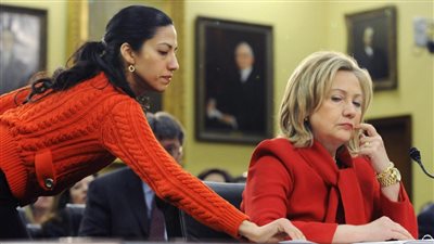 دفعني على الأريكة بوحشية.. صدور مذكرات الواقعة الإباحية لمساعدة هيلاري كلينتون