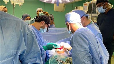 ينقش اسمه على كبد المرضى.. منع جراح بريطاني من مزاولة المهنة 