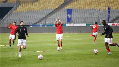 لاعبو الأهلي والإسماعيلي يجرون عمليات الإحماء قبل بدء المباراة | صور