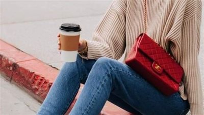 حقيبة اليد الحمراء موضة شتاء ٢٠٢٢