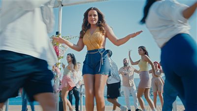 «يا شباب يا بنات» لـ كارول سماحة تتخطى مليوني مشاهدة في 5 أيام