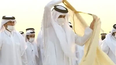بيقتدي بالرسول.. شاهد ماذا فعل أمير قطر بـ