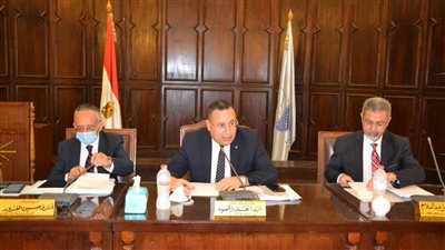 رئيس جامعة الإسكندرية: بدءا من 15 نوفمبر منع دخول الطلاب والعاملين دون تطعيم كورونا