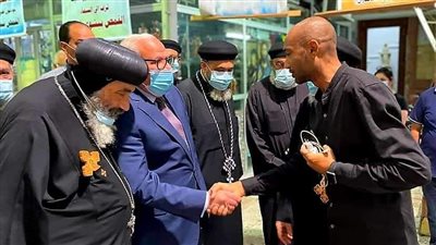 محافظ بورسعيد ونوابها يقدمون العزاء في وفاة القمص بيشوي فخري | صور