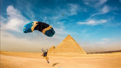 ختام مهرجان القفز الحر بالمظلات بمنطقة الأهرامات