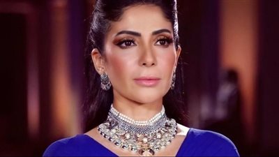  منى زكي بالحجاب في كواليس «القاهرة مكة» بمدينة نصر