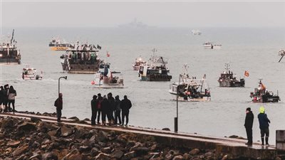 بريطانيا: قد نلجأ لتفتيش المزيد من القوارب الفرنسية