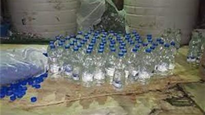 ضبط كميات كبيرة من خل الطعام مجهول المصدر داخل مصنع بدون ترخيص في حلوان