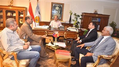 محافظ أسيوط يلتقي أعضاء النواب والشيوخ لمناقشة القضايا الخدمية 