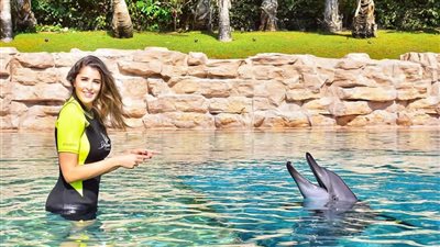 عائشة بن أحمد من داخل حمام السباحة في أحدث جلسة تصوير