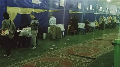 أعضاء نادي سموحة يهتفون أثناء فرز أصوات الانتخابات 