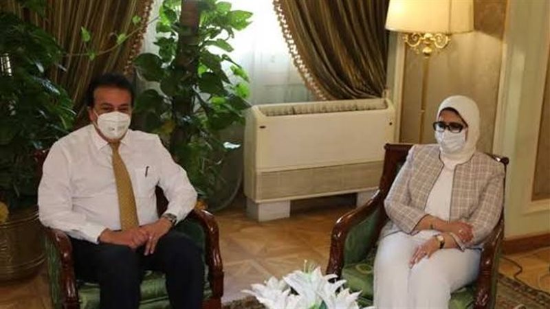 وزيرة الصحة ووزير