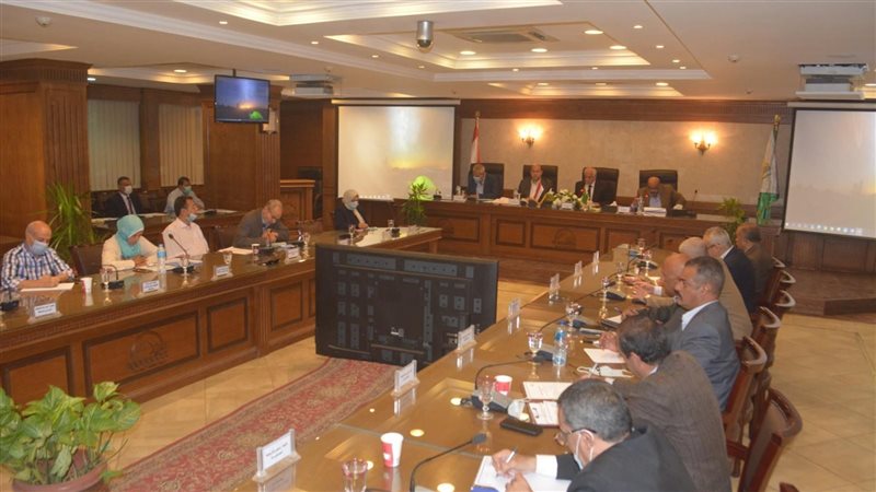 محافظ الجيزة في اجتماع