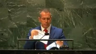 من على منصة الأمم المتحدة.. مندوب إسرائيل يمزق تقرير حقوق الإنسان | فيديو 