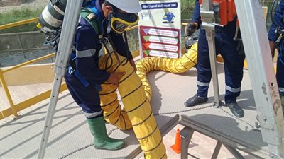 تدريبات لفرق الطوارئ بالأماكن المغلقة لمكافحة تسرب غاز الكلور بأسيوط|صور 