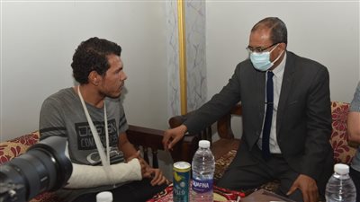 رئيس جامعة سوهاج يطمئن علي طبيب اعتدى عليه مرافقو مريضة أثناء تأدية عمله