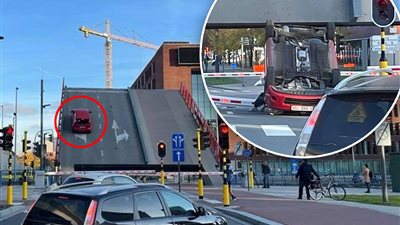 لقطات مروعة للحظة سقوط سيارة من أعلى جسر متحرك |فيديو