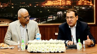 الملا يتفقد المشروعات البترولية بالسويس ويفتتح محطة غاز 