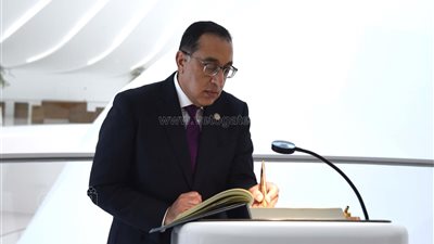 رئيس الوزراء يعود إلى القاهرة بعد زيارة معرض 