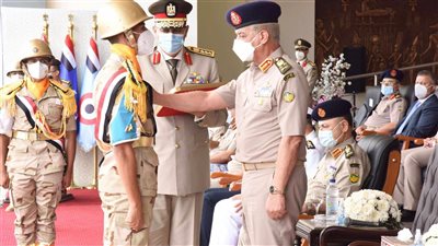 القائد العام للقوات المسلحة يشهد تخرج الدفعة الخامسة للمعهد الصحي للذكور