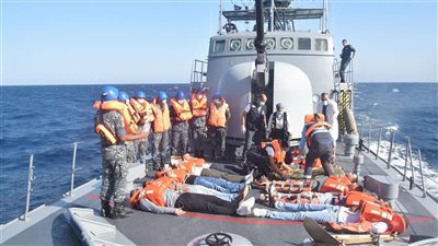 مركز البحث والإنقاذ للقوات المسلحة ينفذ تجربة محاكاة لإنقاذ عبارة غارقة