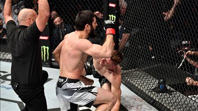 إسلام مخاتشيف يجبر متحديه النيوزيلندي هوكر على الاستسلام | فيديو