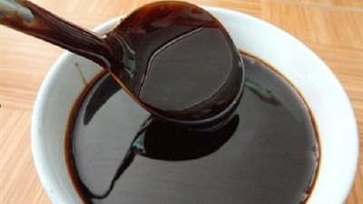 تفسير رؤية العسل الأسود في المنام.. وعلاقته باقتراب حمل الزوجة وسعة الرزق 