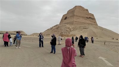فوج سياحي يزور هرم وواحة ميدوم ودير الأنبا أنطونيوس ببني سويف