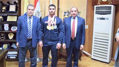 رئيس جامعة بني سويف يكرم بطل العالم في رفع الأثقال من ذوي الهمم| صور