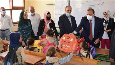 جامعة بني سويف توزع 350 حقيبة على طلاب مدارس حكومية