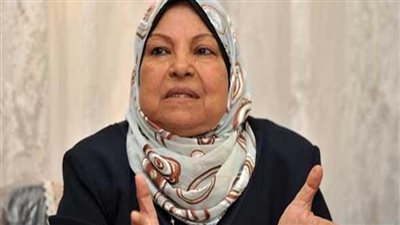 هل خدمة الزوج ووالدته واجبة شرعًا على الزوجة؟