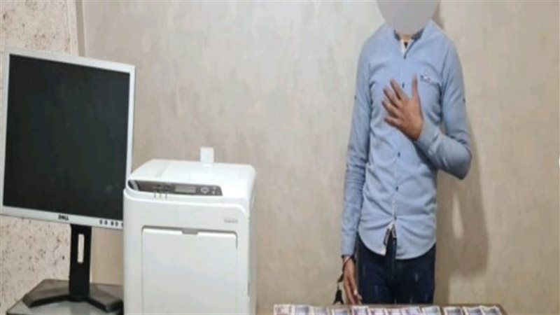 مزور عملات وطنية